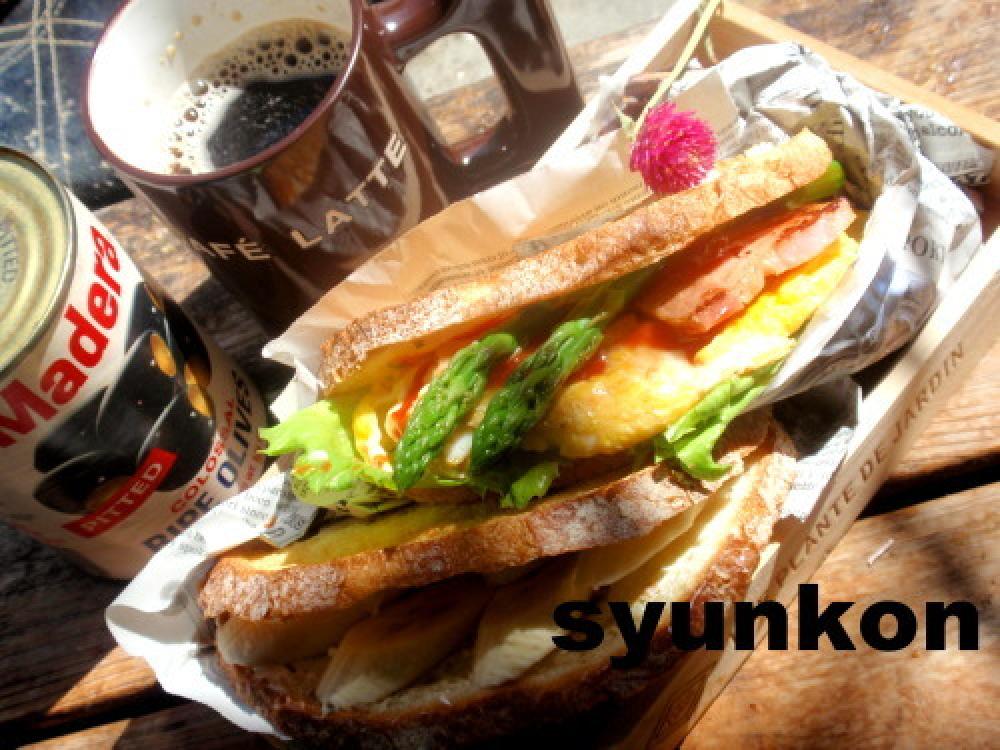 オムレツとベーコンレタスのサンドイッチ