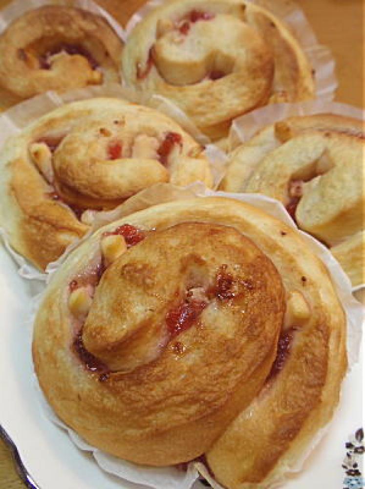 イチゴジャムとクリームチーズのロールパン