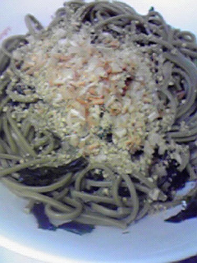 簡単おいしい☆わかめ入りごまおかかそば♪