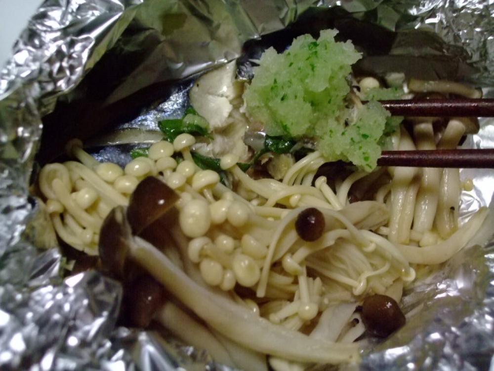 塩サバとキノコのホイル包み　大葉おろしで