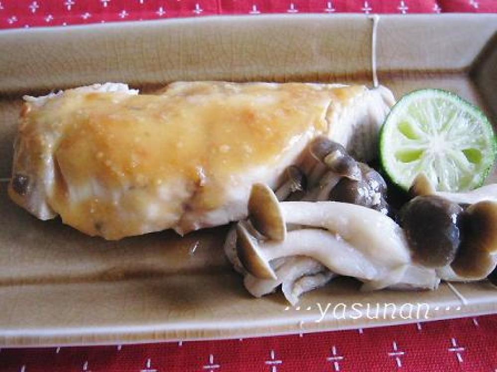 サワラの昆布蒸し～かぼす味噌ダレ